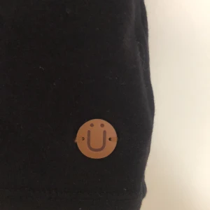 Svart linne  - Ett fint svart linne i bomull. Storlek 146-152. Köpt från Kappahl! Säljer pågrund av det har blivit för litet