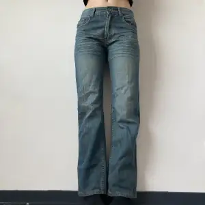 Fina Y2k jeans ⭐️⚜️midja:80 cm. Innerbensmått: 80 cm. Storlek: w30. Jag är 176 cm. Endast frakt 🎀 använd gärna köp-nu ⭐️ om den inte är markerad sålt finns den kvar🥀