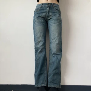 Y2k jeans - Fina Y2k jeans ⭐️⚜️midja:80 cm. Innerbensmått: 80 cm. Storlek: w30. Jag är 176 cm. Endast frakt 🎀 använd gärna köp-nu ⭐️ om den inte är markerad sålt finns den kvar🥀