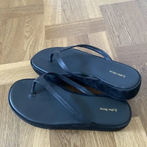 Flipflop plattå - Svarta flipflop med plattå från And other stories. Aldrig använda!