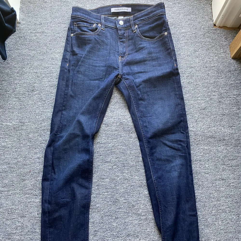 Calvin Klein jeans i nyskick, knappt använda! Nypris runt 1400, säljer för 350. Storlek W28 L32. Jeans & Byxor.