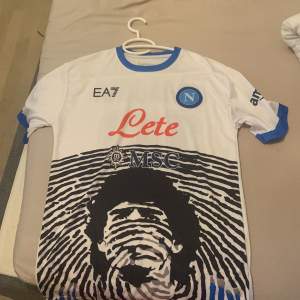 Napoli ea7 fotbolls tröja me maradona på storlek m