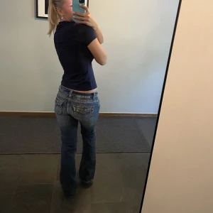 Flared vintage jeans  - Väääärldens snyggaste jeans med så sjukt fina sömmar. De är i storlek xs och i perfekt längd till och med för långa för mig som är 165 cm. 
