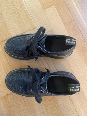 Dr martens - Använt dessa några gånger men då det var lite för stora i storleken för mig använder jag dem inte. Orginal pris: 2200kr. Har kvitto. Dem är i jätte fint skick!