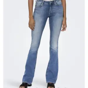 Säljer ljusblå jeans från Only. De är lite ljusare än de var på bilden💕 storlek 32/xs. Nästan helt ny köpta. Köpta för 479, säljer för 350. Använda 1 gång. Säljer för att de är för små. Kontakta mig vid frågor❤️ Köpare står för för frakten❤️
