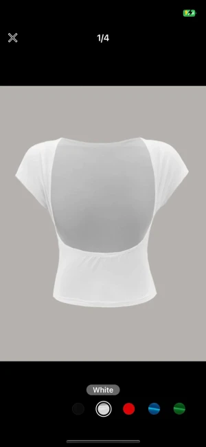 topp  - Säljer denna populära rygglösa t shirten i vit!💞 aldrig använd så den är som helt ny! frakt tillkommer💓Storlek Xs men är väldigt stretchig så passar större 