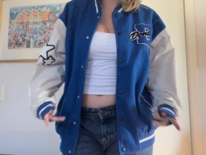 As cool vintage jacka - Skit snygg jacka som knappt är använd och är i bra skickpassar både M/S och L. Pris kan diskuteras. 