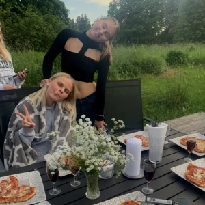 Långärmad svart Zaratopp - Svart långärmad tröja från Zara med snygga detaljer ❤️‍🔥Öppen i ryggen! Storlek S, sparsamt använd (ca 2-3 gånger) Bara höra av sig vid frågor 💞  Köparen står för frakten 