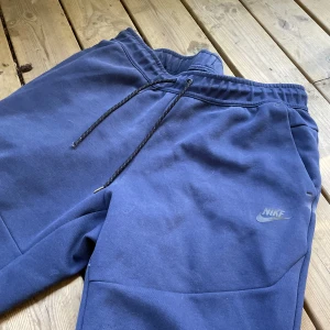 Nike tech byxor - Blåa äkta Nike tech byxor. Dm för bud