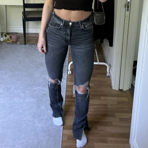 Zara Jeans - Jeans från Zara med slits, använda men bra skick.