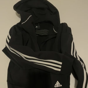 Adidas tröja - Hoddie i S som XS