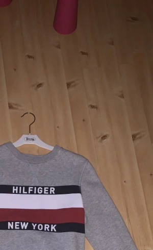 Tommy Hilfiger sweatshirt - Använts ca 3-4 ggr. Är för liten för mig. Är i bra skick annars