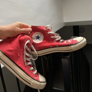 Röda converse - Har använt två ggr, för små för mig egentligen :/ 