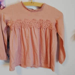 Klänning /blus  - Från newbie. En fin nyans av rosa. Inte använd mycket. Hög kvalitet. 