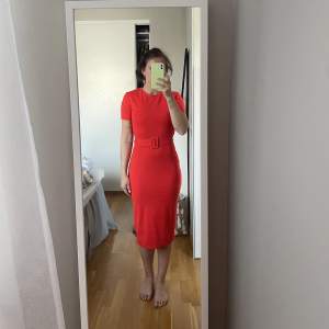 Röd tight klänning med skärp från zara. Mjuk i materialet och i gott skick!