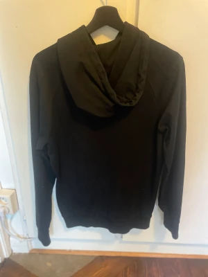 Hugo boss tröja  - Tröja är i bar skick den har spruckit vid fickan (inte av att den är sliten) Skick 9/10