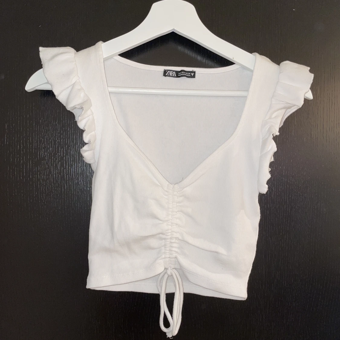 Gullig vit volang topp 