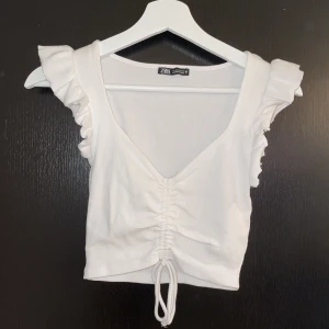 Gullig vit volang topp  - Passar perfekt till sommaren, så gullig🤩Köparen står för frakten!💗