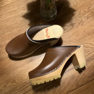 Träskor platå - Måste tyvärr säljas dessa superfina träskor. Helt nya, endast testade men missade att lämna tillbaka dem, då de var lite för stora för mig. Superfina och passar perfekt nu till sommaren!