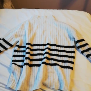 Stickad tröja  - Väl använd så är lite grå men funkar fortfarande. 