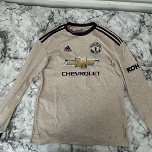 Manchester United tröja - Manchester United bortatröja, köpt i Old Trafford, Manchester 🇬🇧Storlek XL i barnstorlek, motsvarar ungefär M