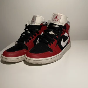Jordan 1 Mids (Gym Red Black)  - Hjälper min syster att sälja hennes skor! Dessa är ganska använda men den svarta färgen samt materialet på just denna modellen innebär att de inte creasats! Det finns ett litet slitage på högerskon samt ett mindre på vänsterskon. Tyvärr slängde hon boxen.