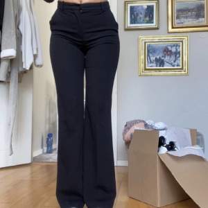 Kostymbyxor från Lindex, tall modell. Den perfekta kostymbyxan, säljer pga för små. Jag är 178 cm lång.