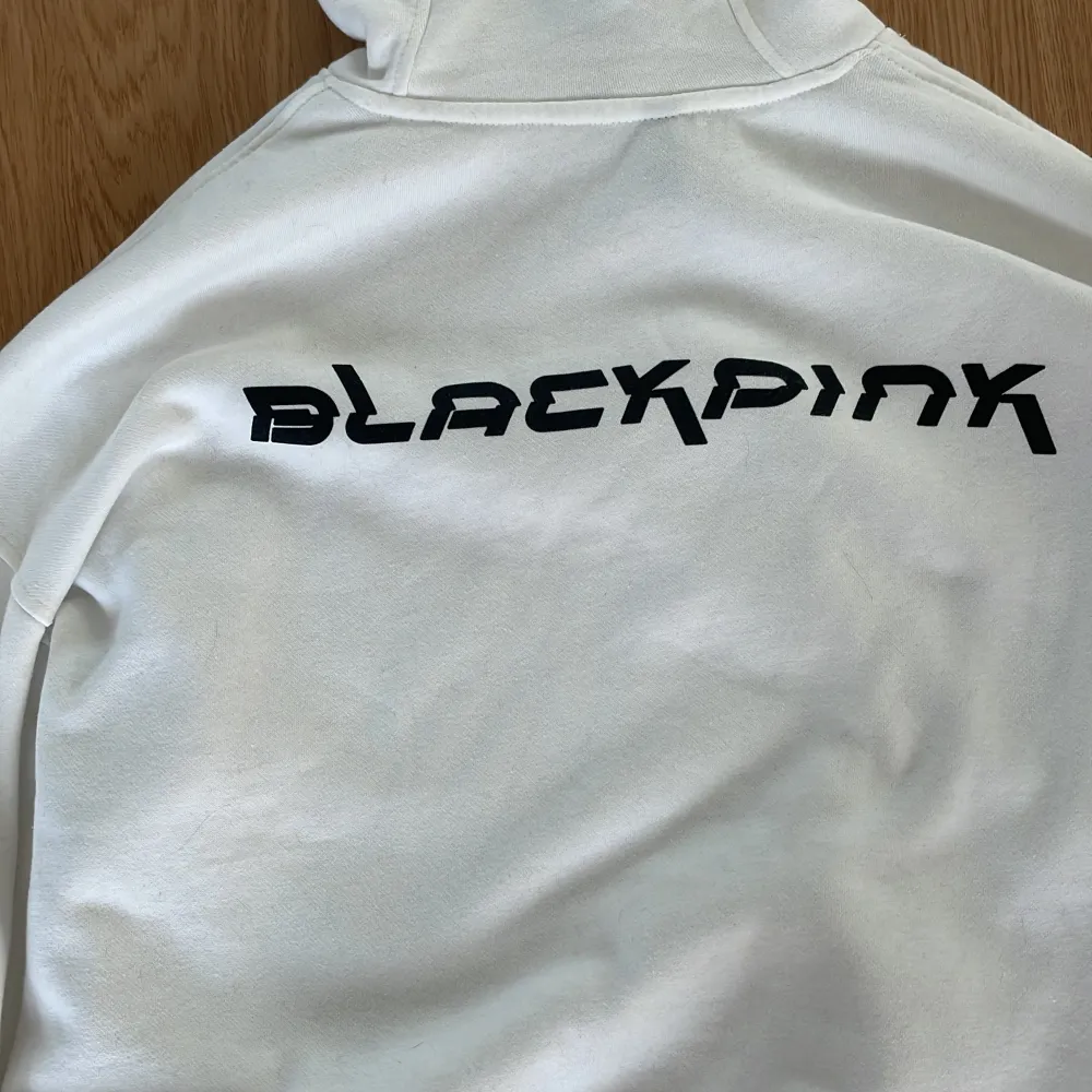 Blackpink hoodie vet inte hur många gånger använd fast inte många gånger. Den kommer ifrån h&m divded säljer för 100 kr. Hoodies.