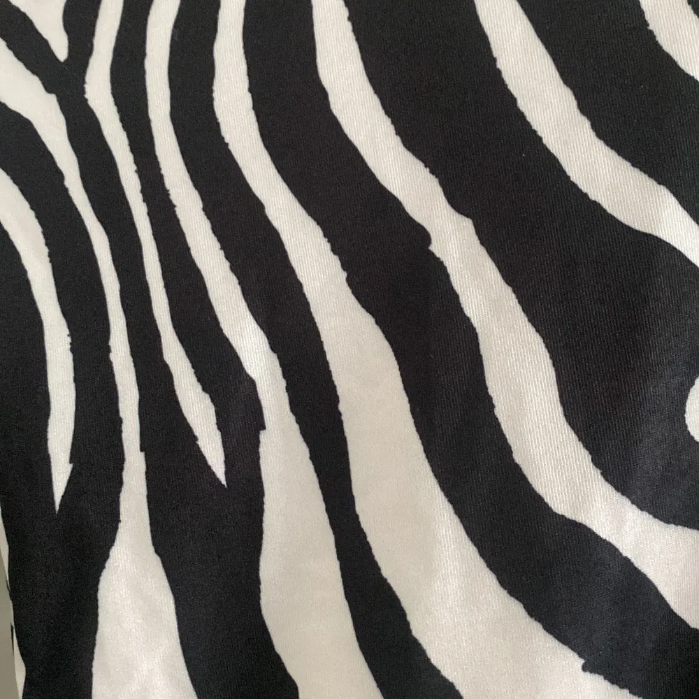 Zebra mönstrig tröja/topp. Storlek xs, aldrig använt då den varit liten och tajt. Fick den som present av en släkting. Lappen är kvar men inte själva priset då det var present. Toppar.