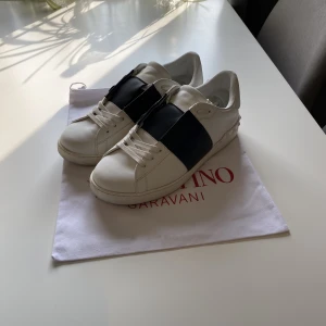 Valentino skor open svarta - Säljer mina äkta Valentino open svart i strl 43. Dojorna är i perfekt skick 👌, har även äkthetsbevis! Nypris: 6945kr Boxen och dustbag följer med om du köper skorna. Dem ser smutsigare ut på bilden. Tar endast bud över 3199kr!Hör av er vid frågor 💫