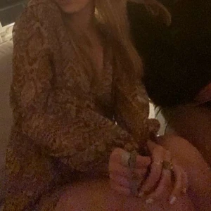 Klänning  - Kan ta bättre bilder ifall någon är intresserad. Den är i orm mönster 