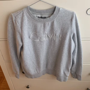 Calvin Klein  - Säljer denna CalvinKlein sweetshirten i storlek S, den är i bra skick och nästan aldrig använd.