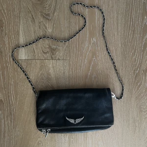 Zadig & Voltaire rock bag - Väska från Zadig & Voltaire i den större modellen. 1 band och dustbag tillkommer. Se slitage bild 3