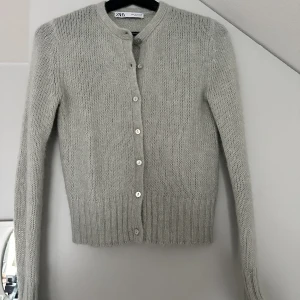 Kofta - Jättesöt kofta från Zara i en typ av mintgrön/grå färg😍