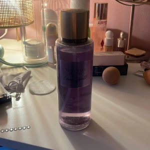 Victoria’s secret body mist love spell🍬 - Säljer denna jätte goda Victoria’s Secret bodymisten för jag vet att jag inte kommer använda den. Den är använd endast en gång och sprayat kanske 3 sprut.❤️