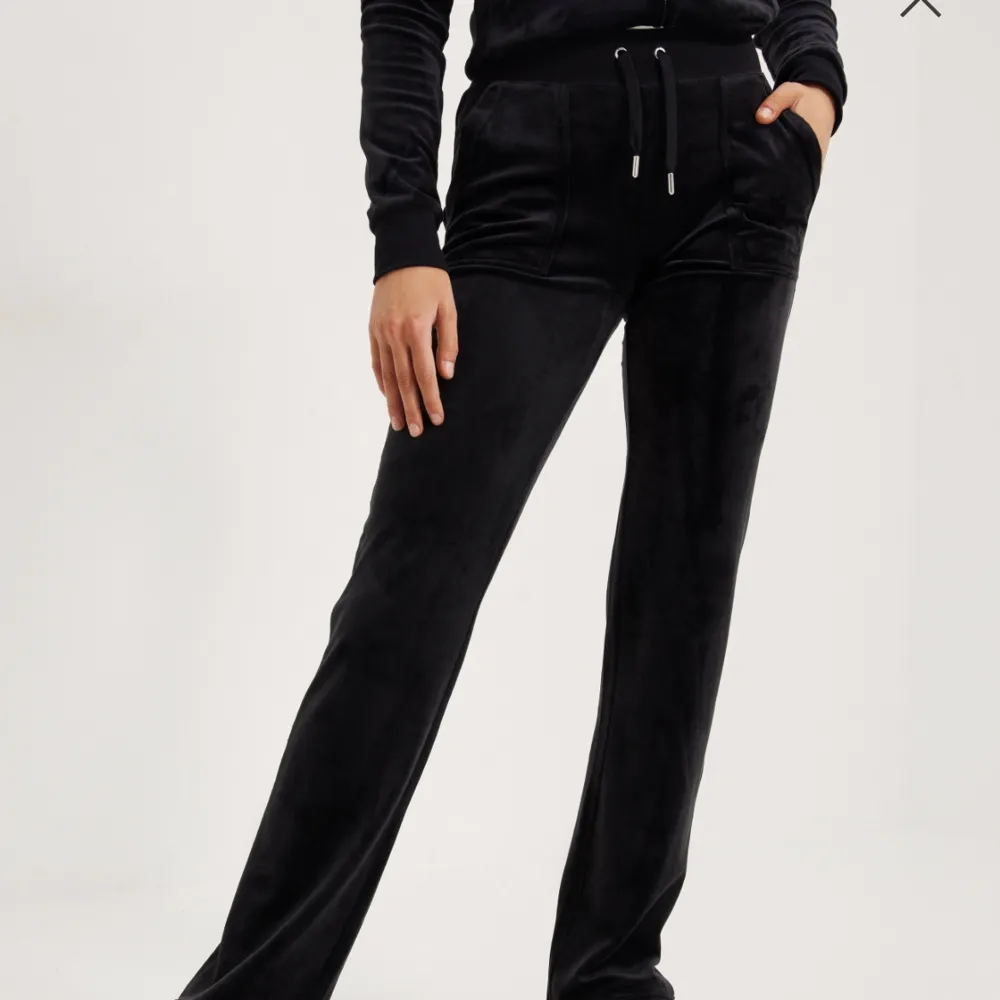 Jättefina svarta byxor från juicy couture!! Knappt använda och väldigt bra skick🖤 nypris 1200kr. skriv privat för fler bilder!!  KÖP GÄRNA VIA KÖP NU!!. Jeans & Byxor.