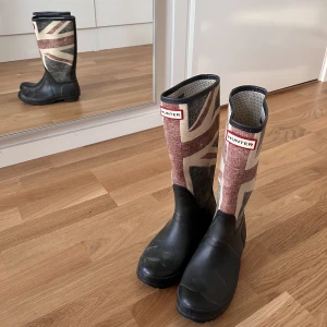 gummistövlar  - Gummistövlar från Hunter. Sparsamt använda och i bra skick! Storlek 37. Hör av dig om du undrar något☺️🤍