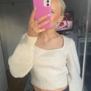 Stickad topp - Vit/beige jättemjuk och fluffig stickad tröja/topp från hm, storlek xs, men skulle säga att den mer är som en s❣️❣️