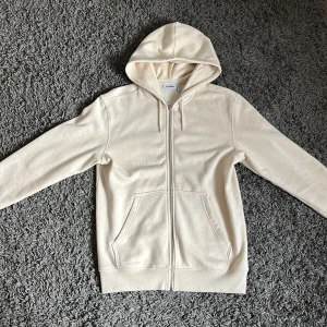 Weekday zip - Beige Weekday zip i storlek xs Andvänd några gånger, bra skick. Skriv för pris