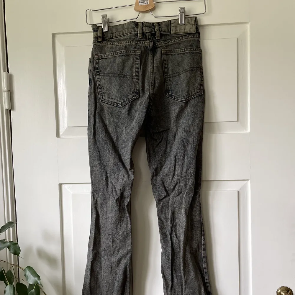Jättesnygga lågmidjade blå/grå/bruna washed flare jeans från ASOS. Sparsamt använda.. Jeans & Byxor.