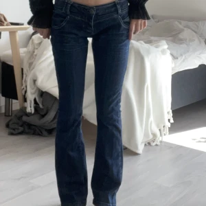 Fina jeans - Säljer dessa jätte fina jeans som tyvärr är förstora💗 ytterbenslängd:98💗 Innerben: 74💗 Midja:37💗 
