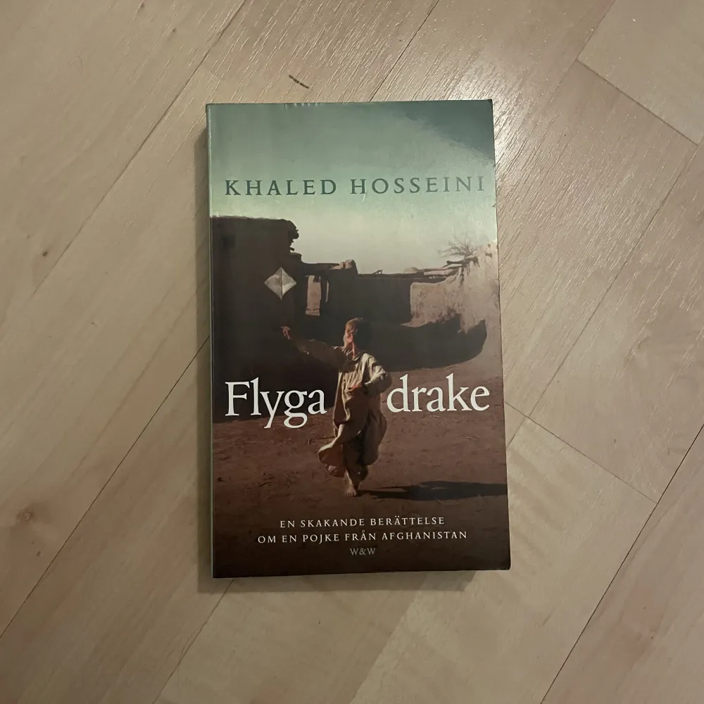Säljer boken ”Flyga drake” av Khaled Hosseini då jag råkade köpa två av samma . Övrigt.