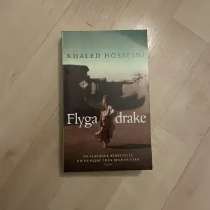 Säljer boken ”Flyga drake” av Khaled Hosseini då jag råkade köpa två av samma 