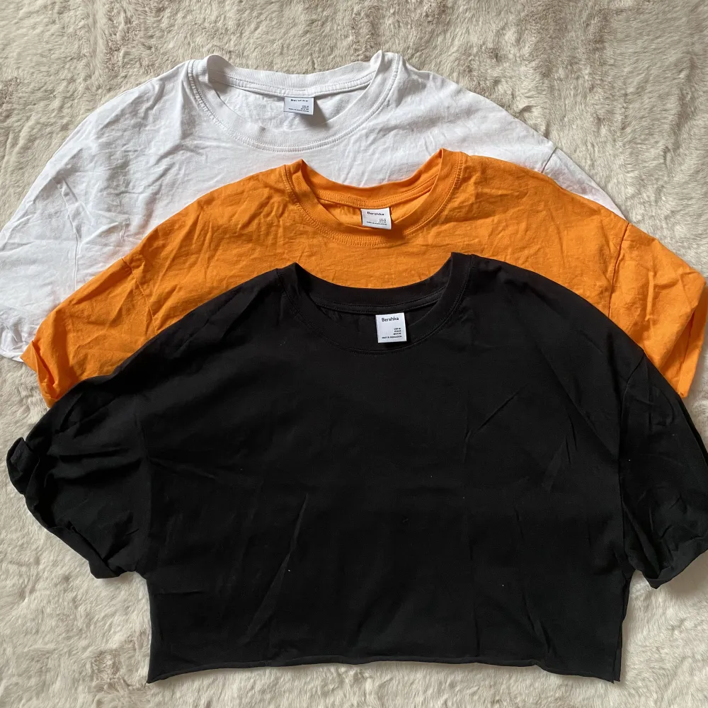 Tre croppade tshirts i vit, svart och orange från Berskha. Svart helt oanvänd, orange använd 1 gång och den vita max 5 gånger. 1 för 50, 2 för 80 eller alla för 100 🫶🏼. T-shirts.