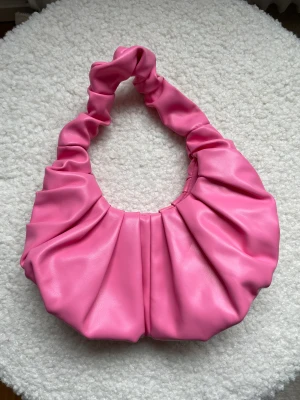 Väska - Jättesöt rosa liten handväska, bara använts en gång  Ca 30x15 i mått