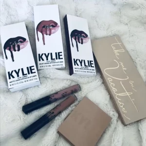 Kylie Cosmetics smink - Säljer detta oanvönda sminket från Kylie Cosmetics.   Paketet är öppnade men aldrig själva sminket 😌  Säljer allt i denna bilden.  3 st Kylie Lip kit  1 st palette 1 st bronzer  Vid intresse skicka DM, för mer info 🖤 Pris kan diskuteras 