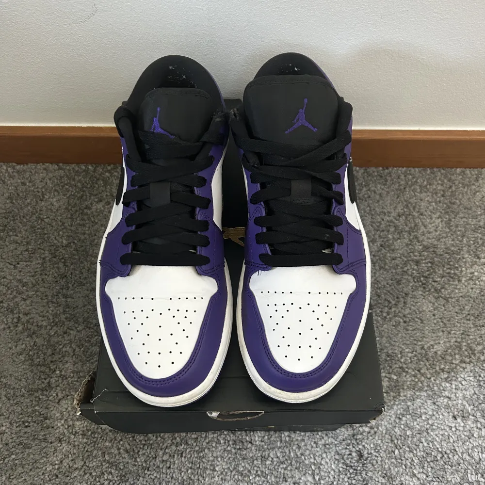 Jordan 1 Low Court Purple, som är i nyskick endast använd fåtal gånger. Kvitto o låda tillkommer, hör av er för mer information/bilder.. Skor.