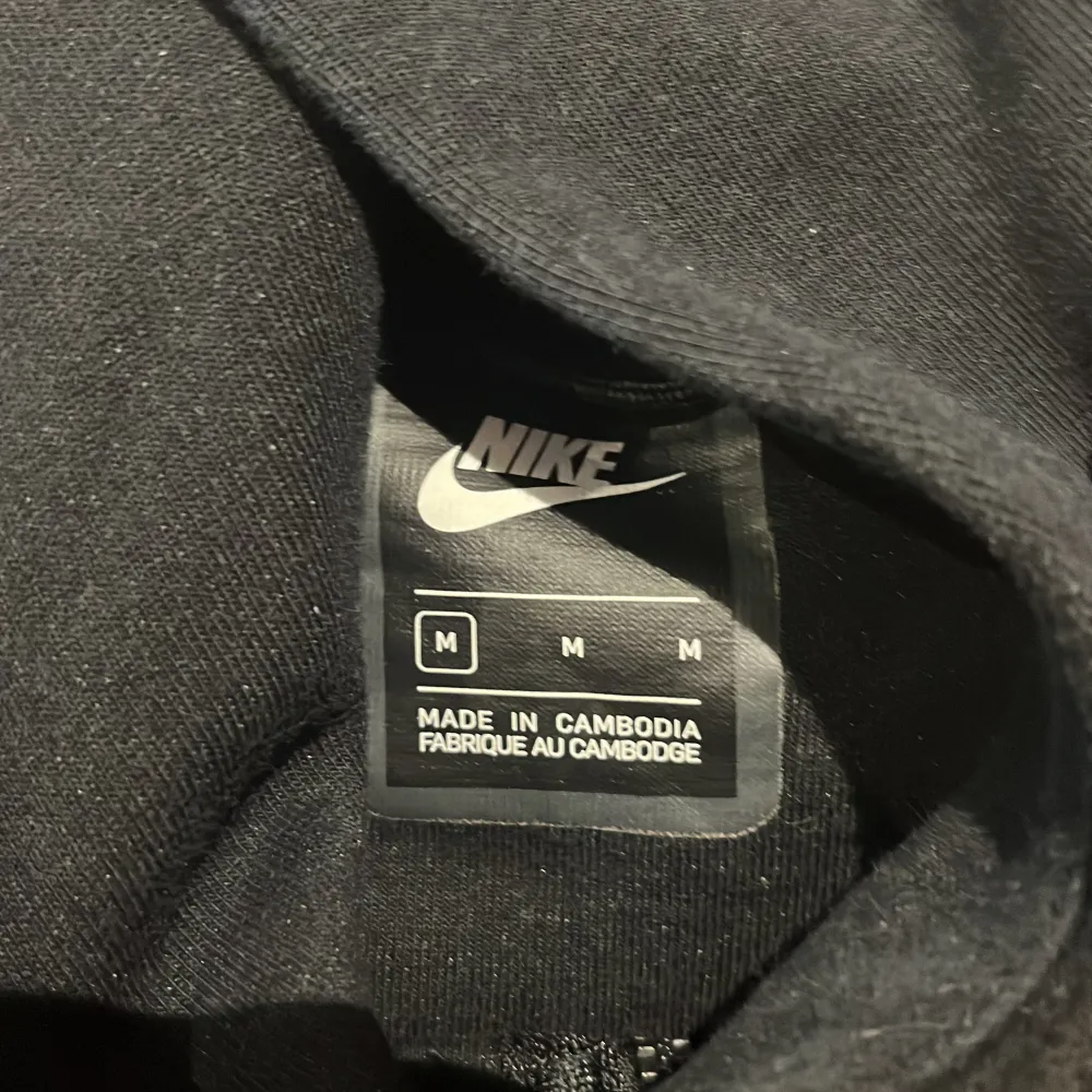 Säljer nu min Nike tech hoodie som är svart i stolek m för 350kr jättefint skick. Du står för frakten. Hör av dig vid frågor . Hoodies.