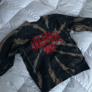 Reworked champion sweater  - Sweater från Champion, reworked av The vintage twin i New York. Köpt i deras butik i NYC. Storlek L. Nypris 899.