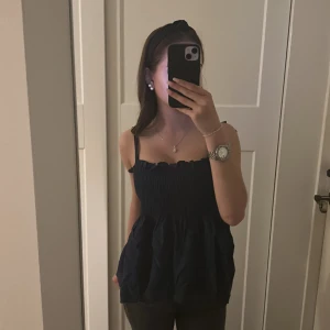 Marinblå topp - Säljer denna jättegulliga toppen, jag har ingen användning av den längre så tänker att någon annan kan få den. Den är i jättebra skick och super bekväm, den är lite skrynklig men kommer såklart att stryka den💕